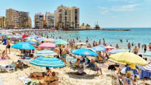 La solución de Decathlon por menos de 19 euros para tumbarse y sentarse en la playa sin cargar con una silla pesada