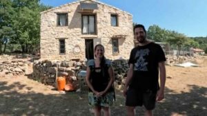 Así es la nueva vida de Sandra y José en una casa autosuficiente donde también educan a sus cuatro hijos que no van al colegio