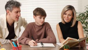 Familias, profesores y mercado laboral condicionan una de las decisiones más difíciles a los 17 años