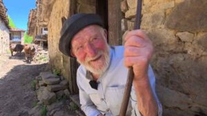 Vive solo desde hace más de 30 años en una aldea de Asturias y su 94 cumpleaños termina con un consejo inolvidable a los jóvenes