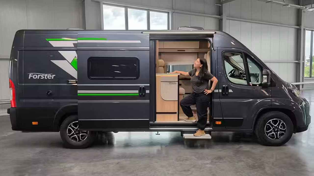 Interior de la Forster Vantasy 2027 con cocina ampliada y nuevo baño Vario
