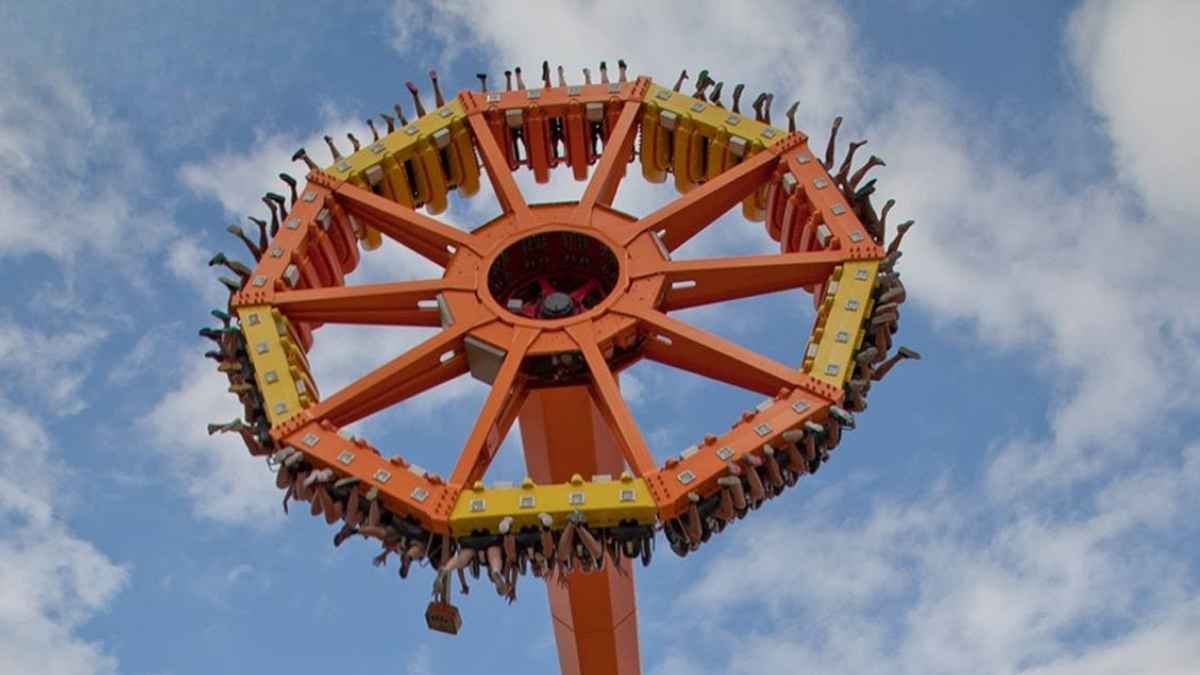 Synkope, el péndulo gigante de Terra Mítica, durante un giro a 90 km/h con los pasajeros suspendidos a 35 metros de altura.