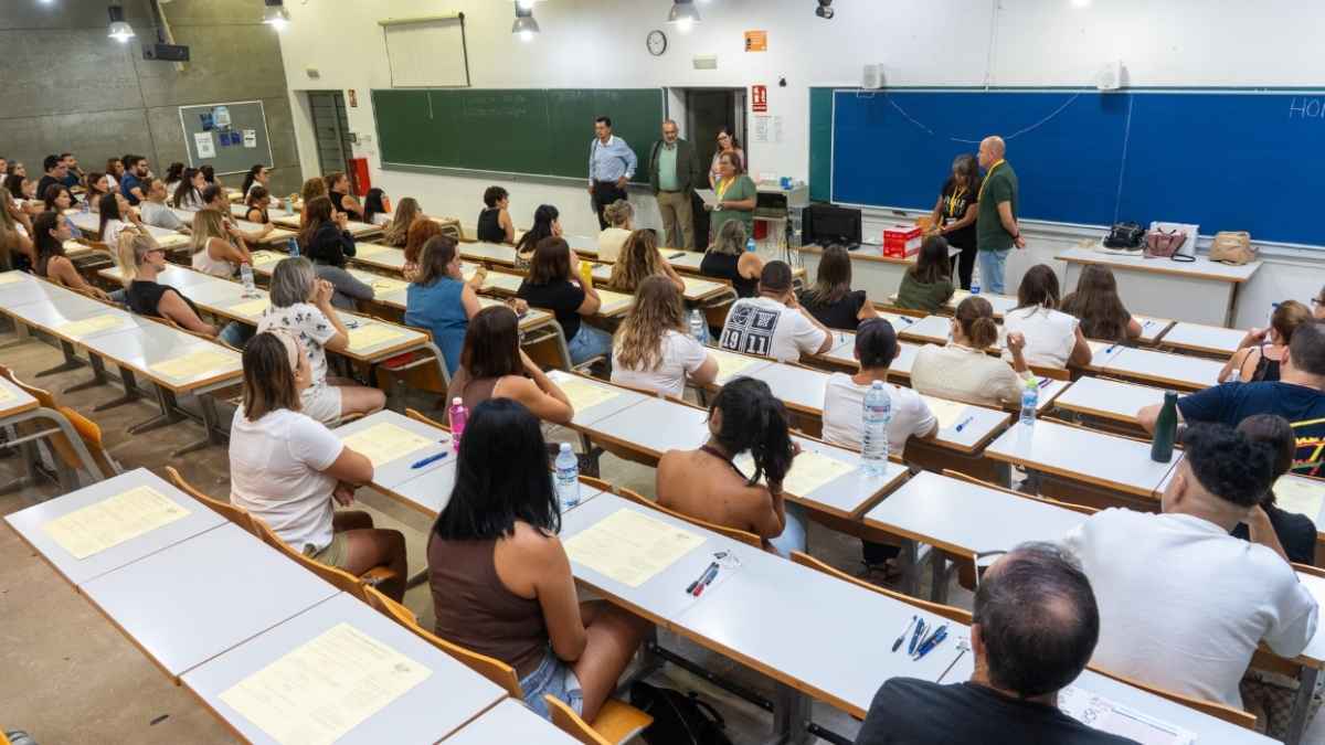Aspirantes realizan un examen de oposiciones en un aula tras el endurecimiento de los controles contra las trampas