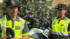 La Guardia Civil aclara que conducir con chanclas es legal pero hay un detalle que puede hacer que multen con hasta 200 euros