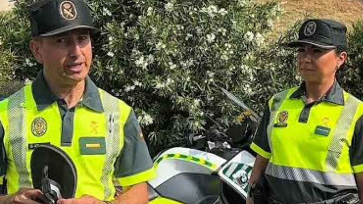Agentes de la Guardia Civil explican cuándo conducir con chanclas puede suponer una multa de hasta 200 euros.