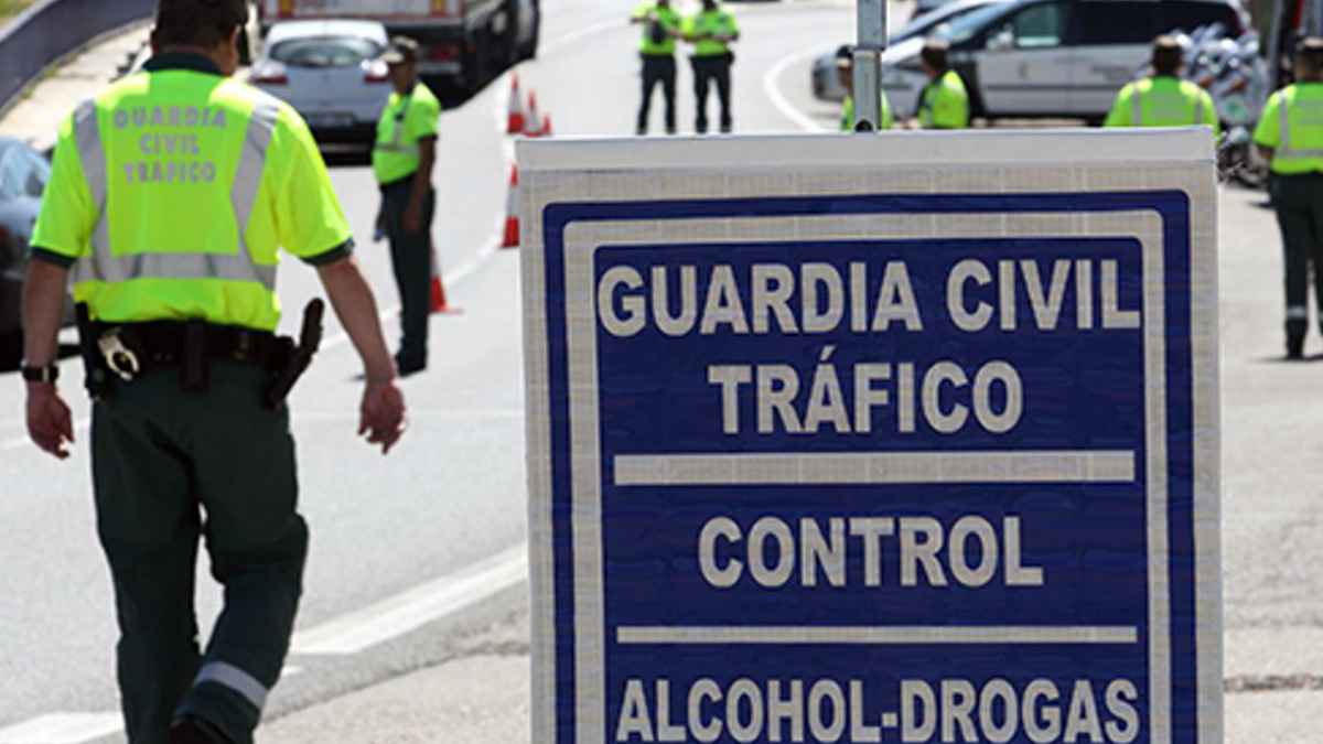 Control de la Guardia Civil de Tráfico durante una campaña de alcohol y drogas en una carretera española