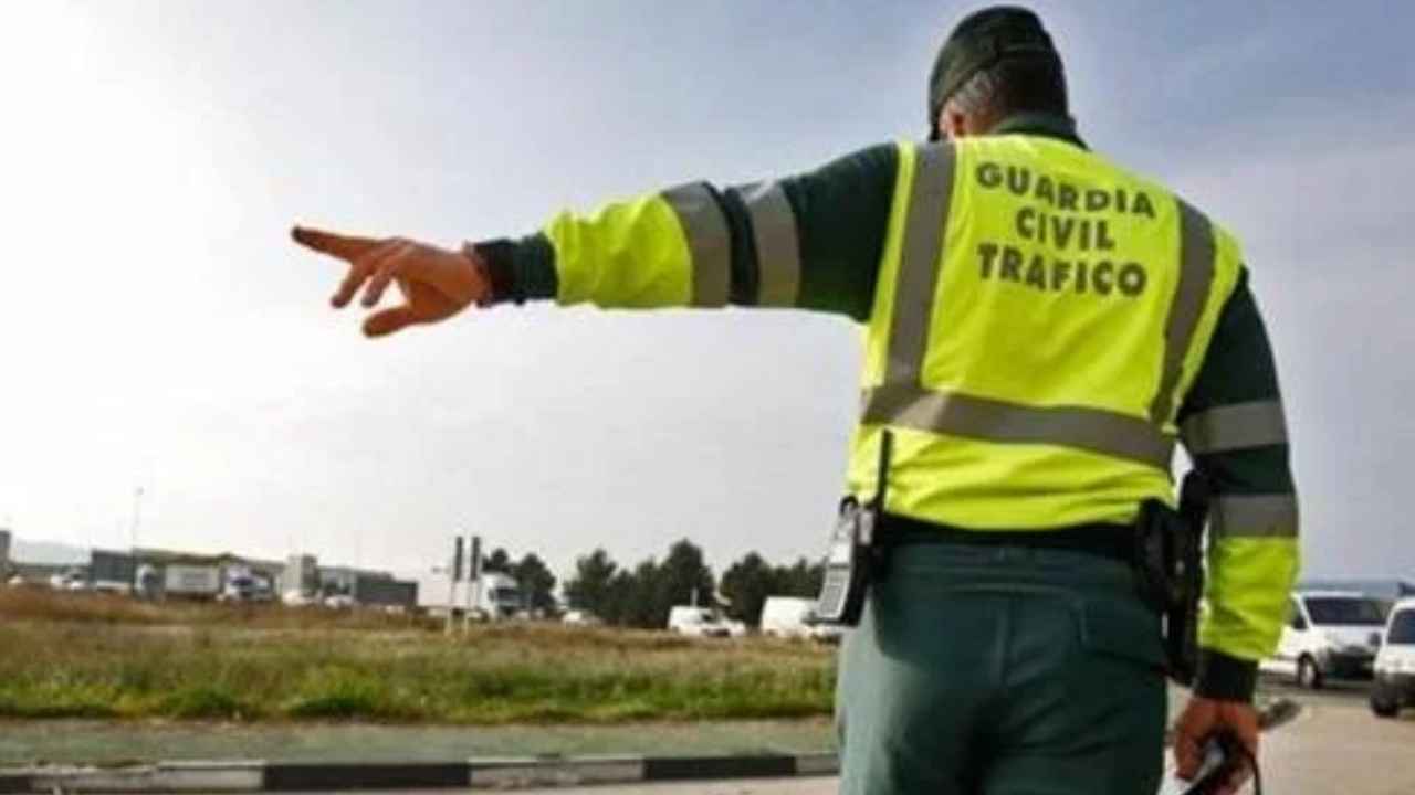 Agente de la Guardia Civil de Tráfico dando indicaciones a los conductores en una carretera