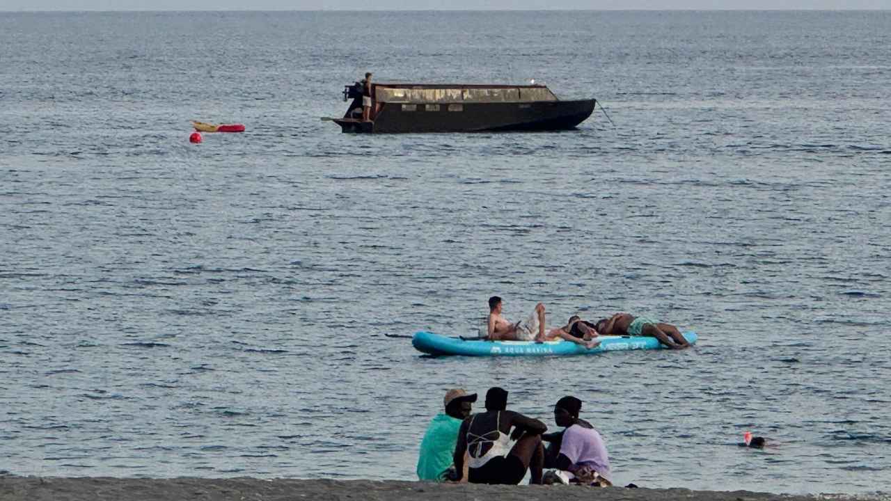 Yate solar Helios 11 navegando frente a la costa de Cabo de Gata en Almería