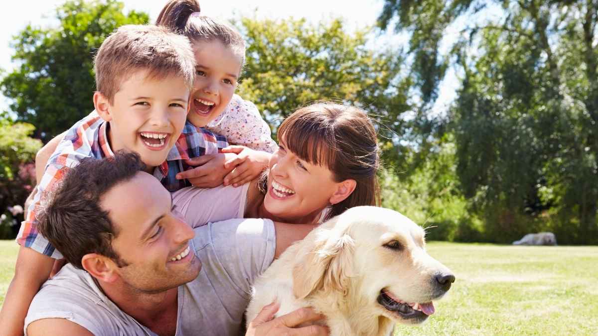 Familia con dos hijos menores de 12 años, relacionada con el derecho a reducir la jornada laboral por conciliación.