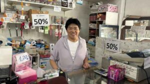 El histórico Bazar Xu de Vitoria cerrará tras 27 años abierto por la jubilación de su dueña y liquida todo al 50 %
