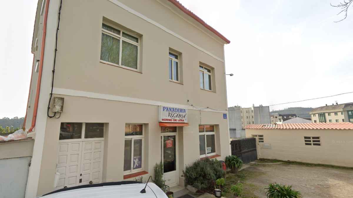 Fachada de la Panadería Vilaboa en Culleredo, A Coruña, conocida por elaborar pan artesano en horno de leña.