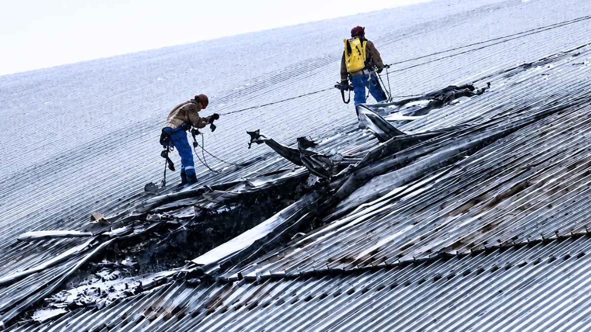 Rescatistas trabajan sobre la cubierta de Chernóbil tras el impacto de un dron que abrió un agujero en la estructura de confinamiento.