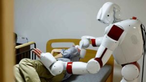 Japón lanza una estrategia con 10 millones de robots para trabajar en residencias, hospitales y fábricas antes de 2040