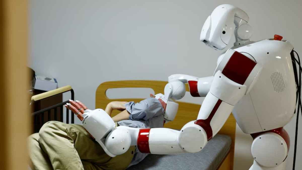 Robot asistencial ayuda a una persona mayor en una residencia en Japón