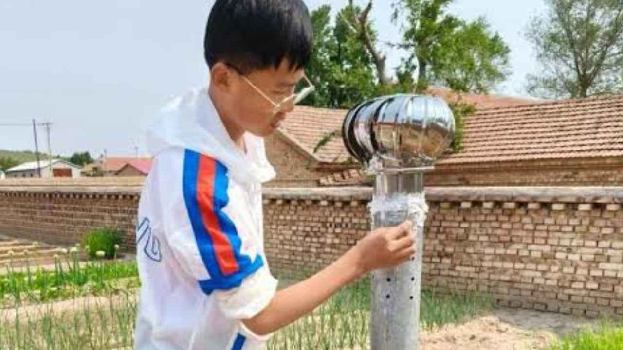 Jia Mingxuan junto a su sistema de riego que condensa humedad del aire en Mongolia Interior.
