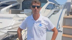José capitanea un yate que cuesta 6 millones y vive en una furgoneta de 4.000 euros durante el verano