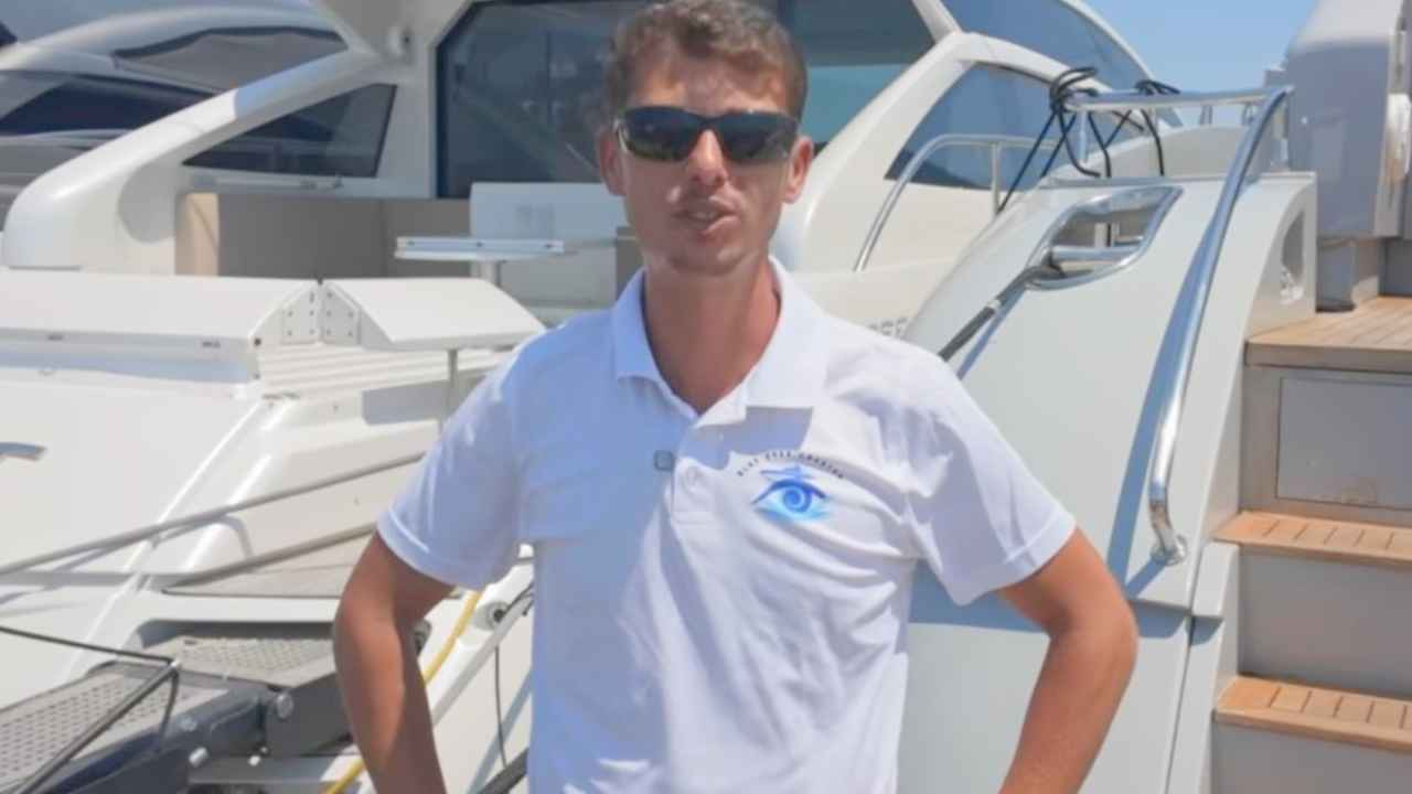 José junto a la furgoneta donde duerme durante su temporada como capitán de yate en Ibiza.