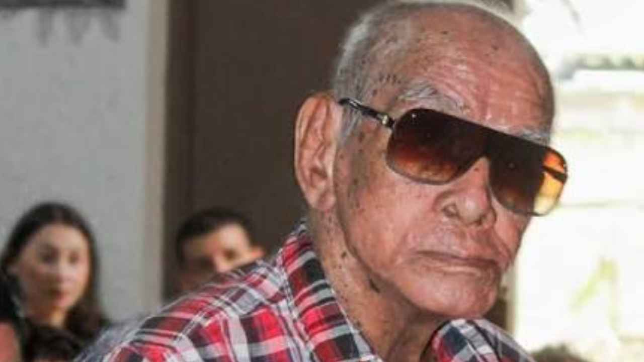 José Flores Flores sentado en su vivienda rural de Guanacaste, en Costa Rica