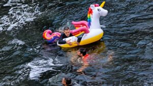 Pierden el autobús de vuelta y se lanzan al río en un unicornio hinchable para llegar hasta su pueblo