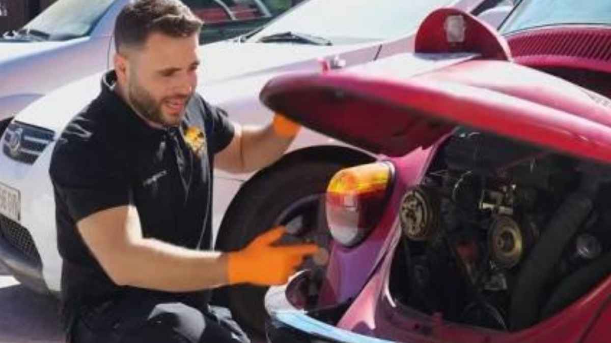 Juan José, mecánico, revisando el motor de un coche y aconsejando no arrancar con el aire acondicionado encendido en verano