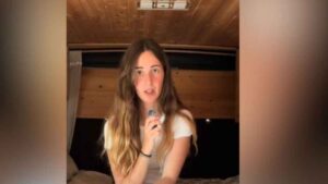 La joven que convirtió una furgoneta camperizada en su casa, oficina y taller artesanal