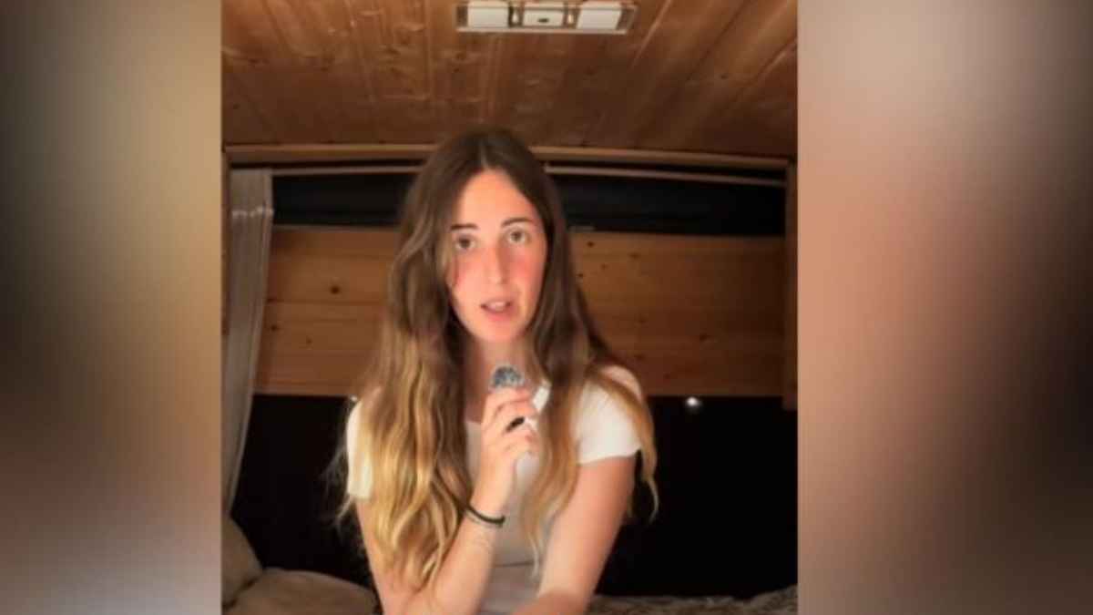 Lorena dentro de su furgoneta camperizada, donde vive y trabaja en sus proyectos online y artesanales