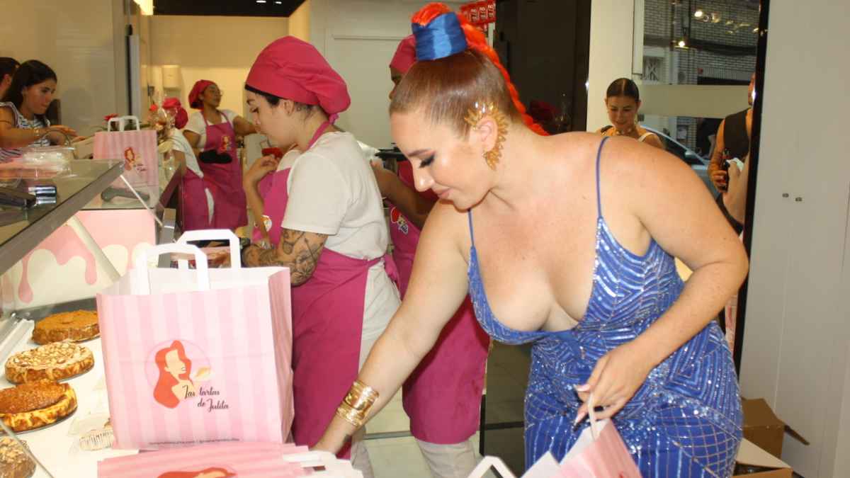 Julia Sala durante la inauguración de la nueva tienda de Las Tartas de Julita en Alicante junto al mostrador con sus tartas de queso.