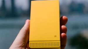 El teléfono móvil sin pantalla táctil que busca frenar la adicción con teclado físico y sin redes sociales