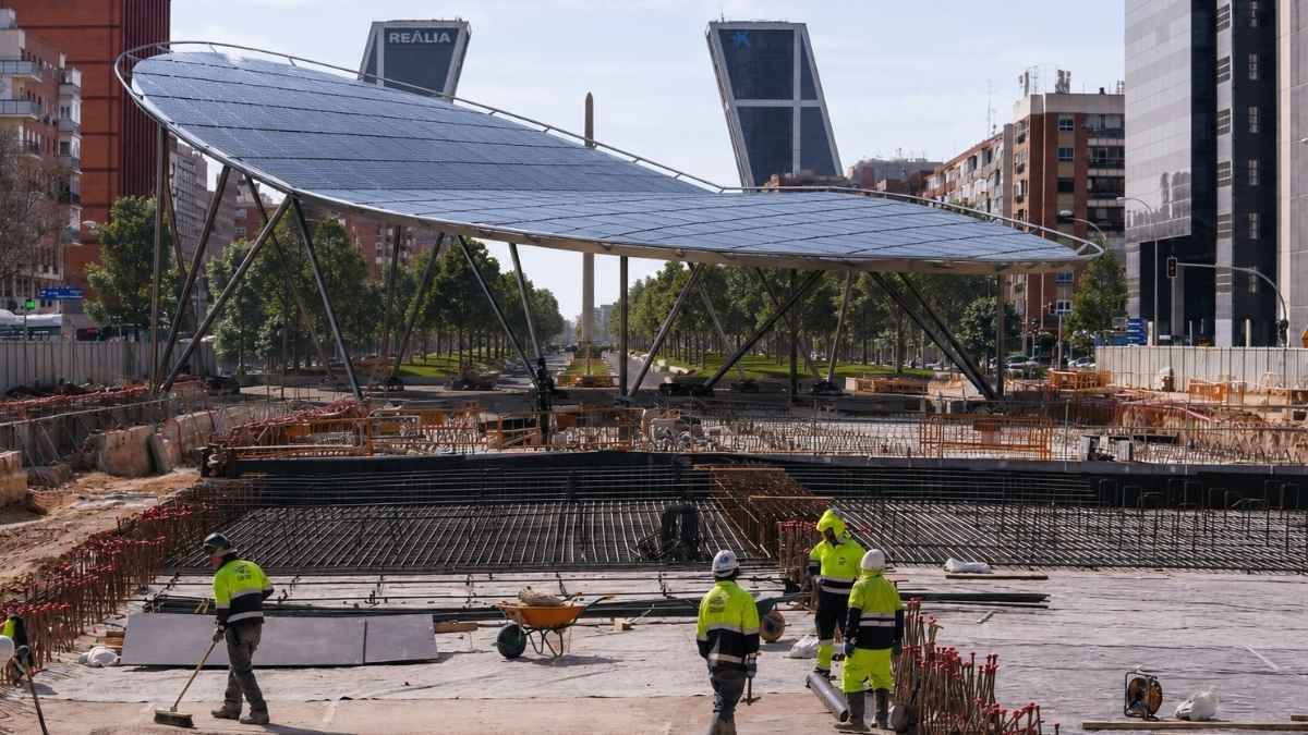 Obras del Parque Castellana de Madrid con la gran pérgola fotovoltaica de 35 metros sobre el futuro túnel