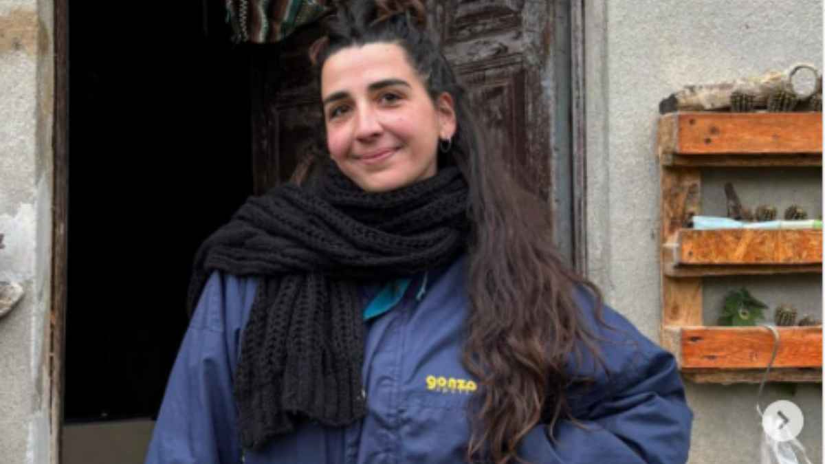 María García frente a la casa que compró en Asturias por 6.000 euros para vivir en el bosque