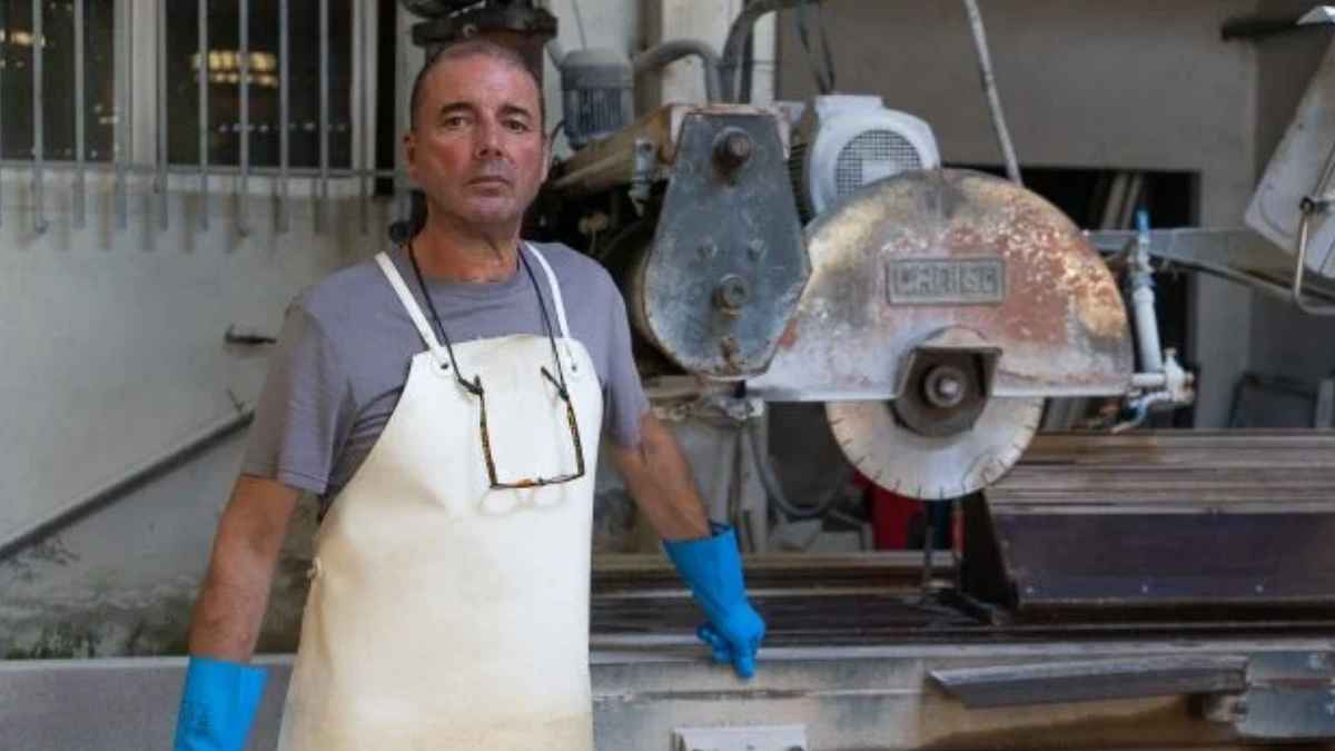 Juan José Martínez, marmolista con 38 años de experiencia, en su taller de Galicia durante una jornada de trabajo.