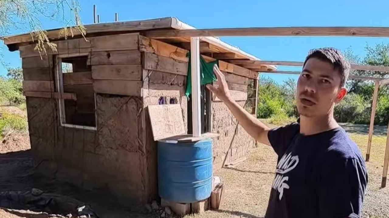 Mauricio muestra la casa de madera, paja y barro que construye en un terreno de La Paz, Córdoba.