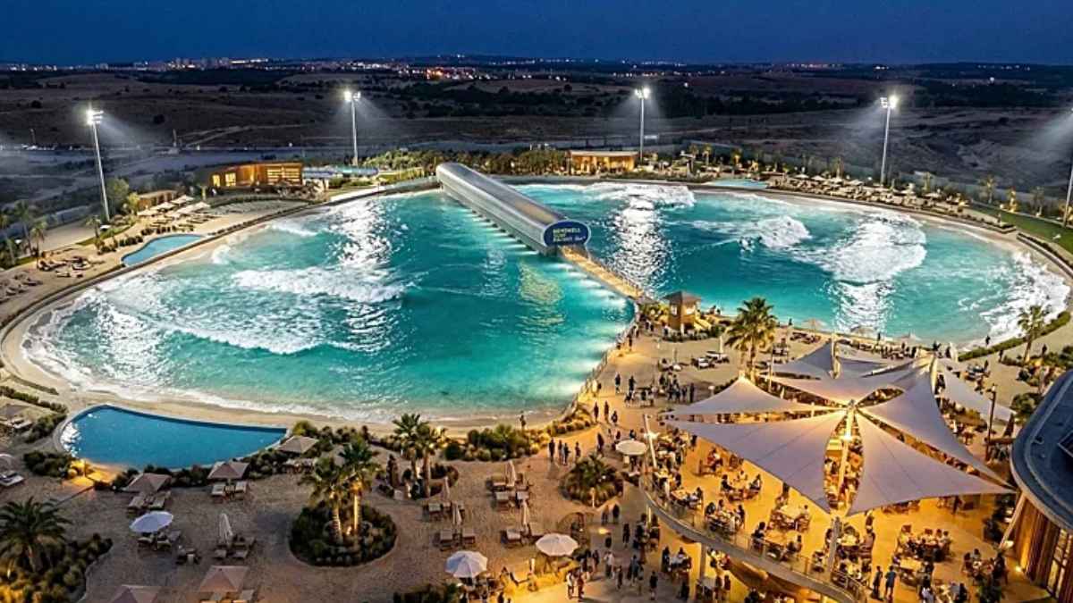 Recreación de la mayor playa de olas de Europa que abrirá en Madrid junto al Metropolitano en 2027.