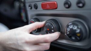 Un mecánico revela por qué poner el aire acondicionado antes de pasar la ITV puede ser útil en algunos coches antiguos