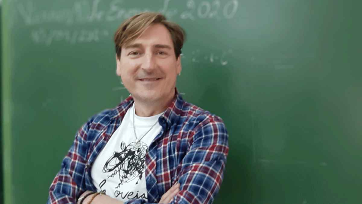 Toni García, mejor docente de España, durante una intervención en un aula mientras defiende una educación más práctica y cuestiona el modelo bilingüe.