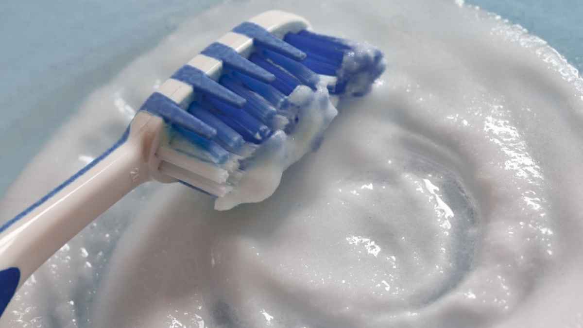 Cepillo de dientes sobre una mezcla de bicarbonato de sodio y pasta dental