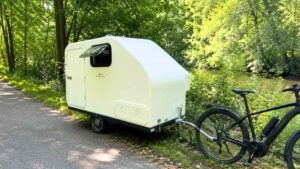 Diseñan una minicaravana de 52 kilos que puede remolcarse en bicicleta y tiene espacio para un inodoro
