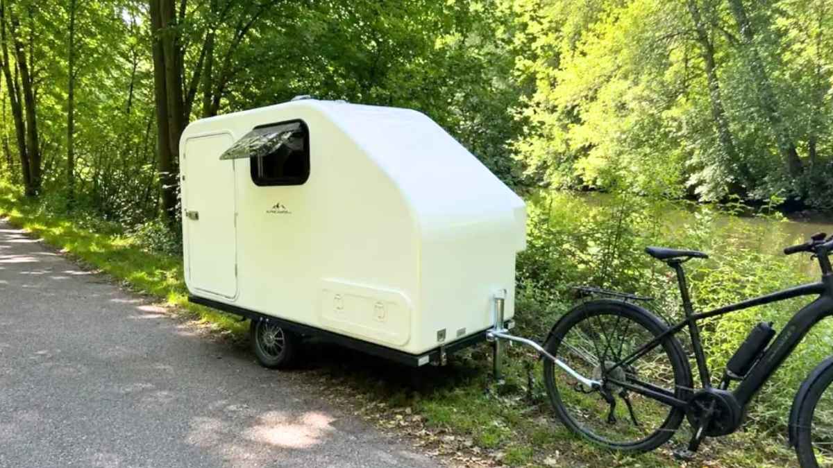 Minicaravana de 52 kilos remolcada por una bicicleta eléctrica
