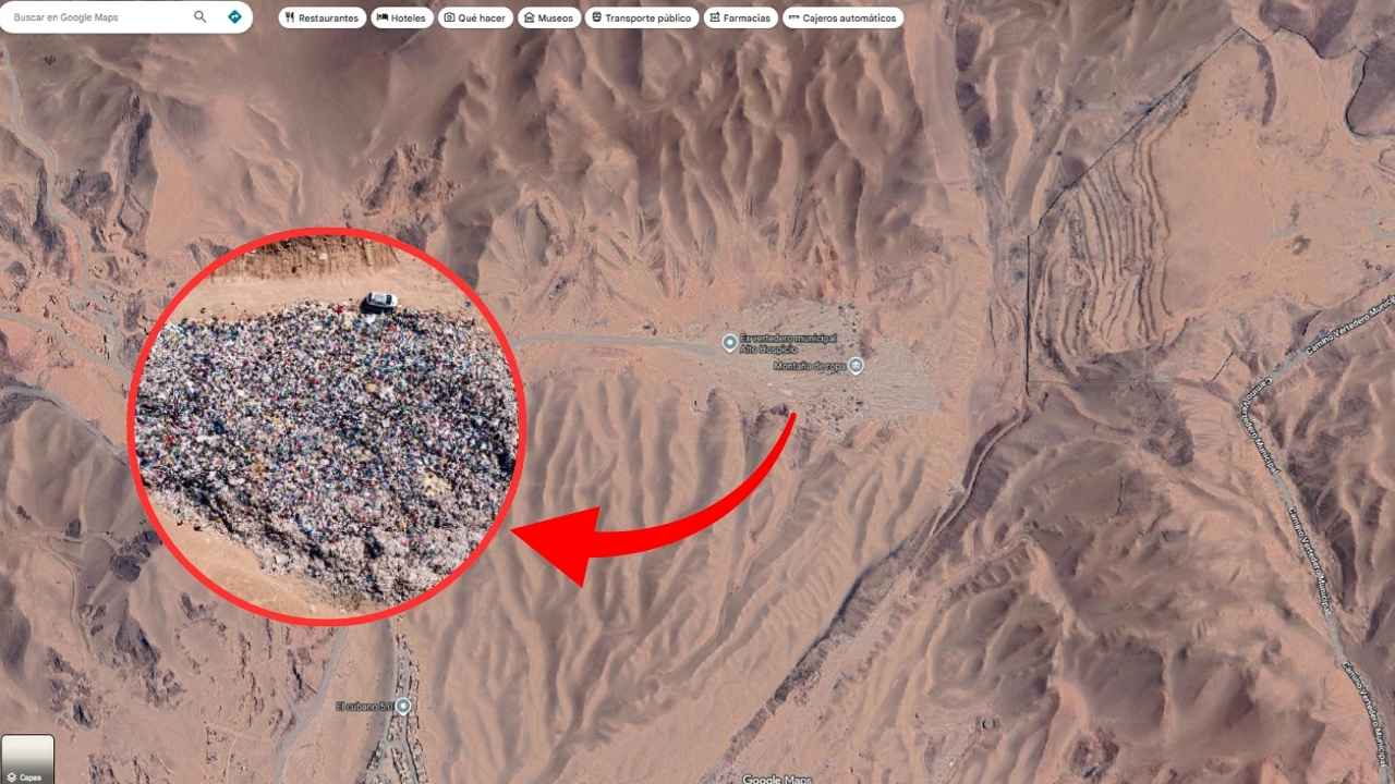 Vista satélite en Google Maps de la montaña de 60.000 toneladas de ropa acumulada en el desierto de Atacama