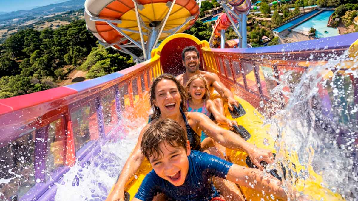 Familia disfrutando de la montaña rusa acuática Kilauea en Aquopolis Villanueva de la Cañada