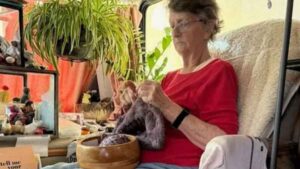 Una mujer de 81 años encuentra su hogar ideal en una pequeña vivienda instalada en el jardin de su hija