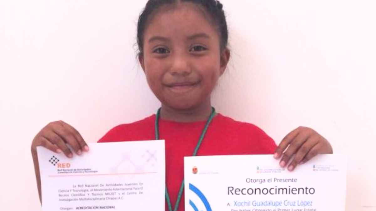 Niña de 8 años muestra sus reconocimientos por crear un calentador solar con materiales reciclados