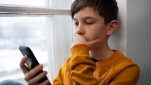 Los niños que tienen móvil antes de los 13 años presentan un mayor riesgo de problemas de salud mental antes de los 24, según un estudio