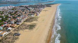 Las autoridades piden no bañarse temporalmente en dos playas de Huelva por precaución sanitaria