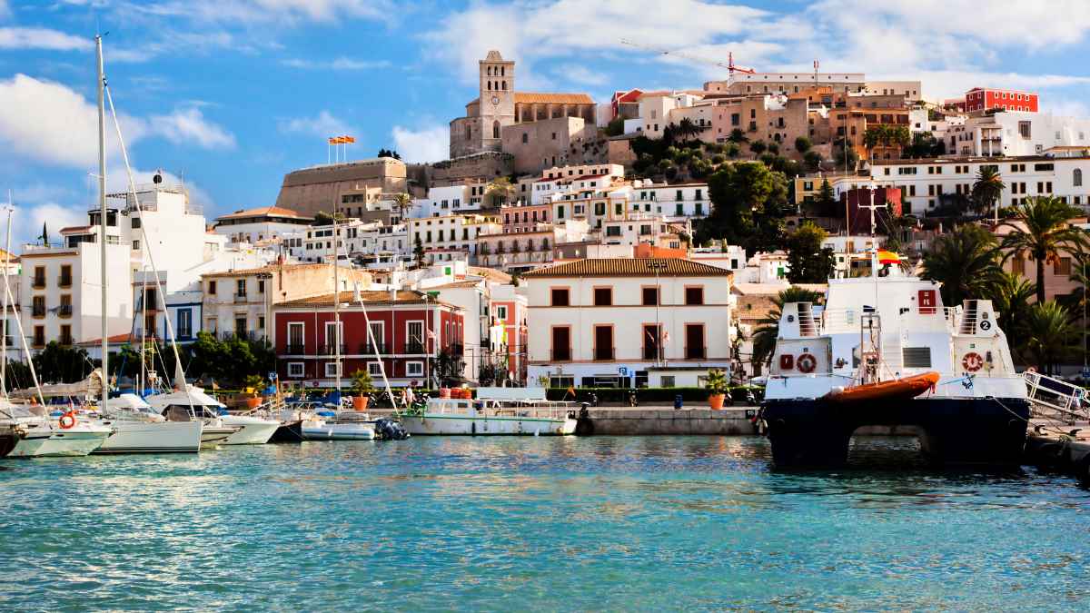 Puerto y viviendas en Baleares, donde se ofrece una ayuda de 10.000 euros para comprar la primera vivienda
