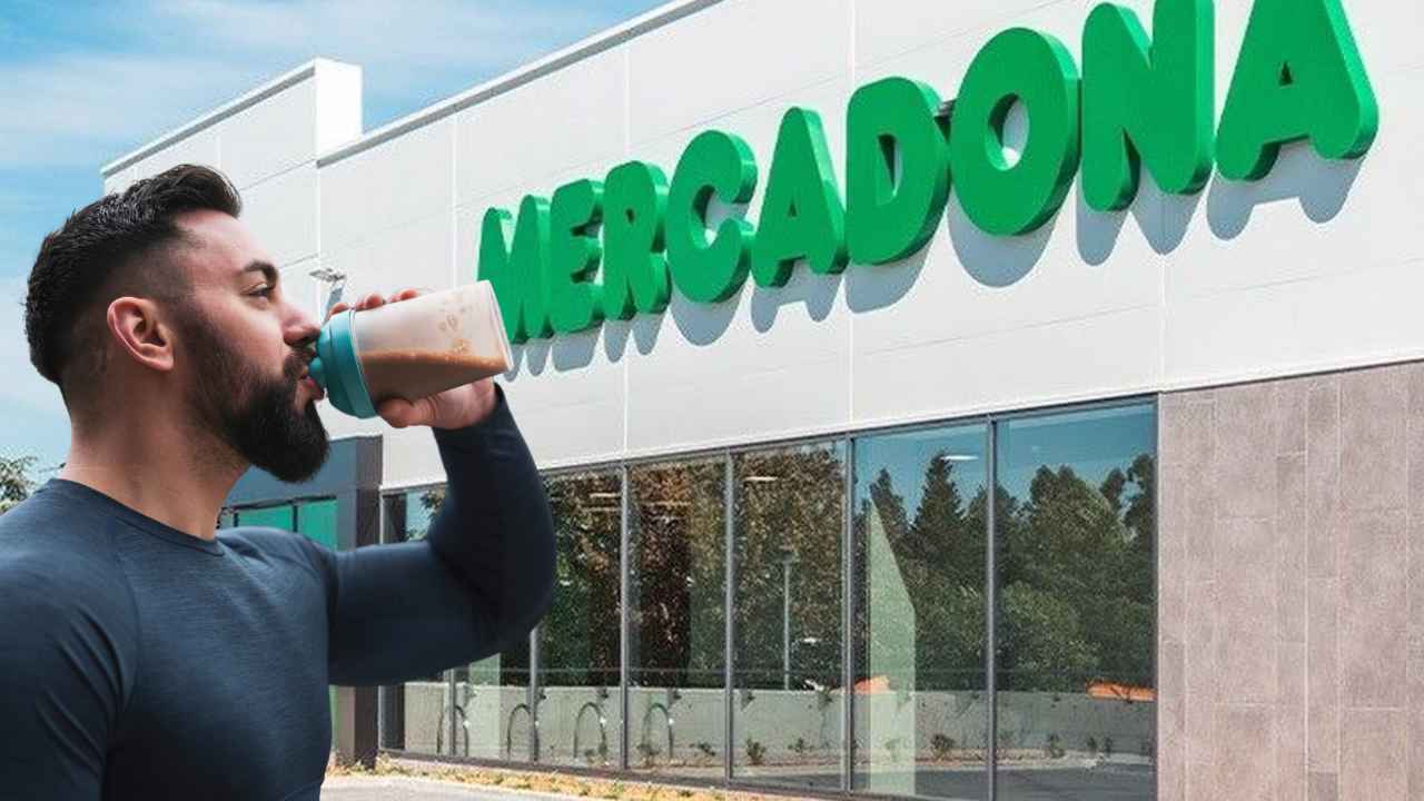 Hombre bebiendo un batido frente a un supermercado Mercadona para ilustrar la llegada de la creatina a la cadena.