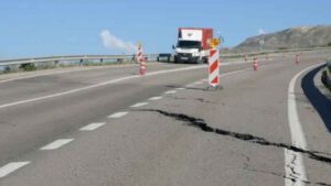 Los camiones hunden el asfalto, pero las carreteras españolas arrastran un déficit de 13.491 millones de euros