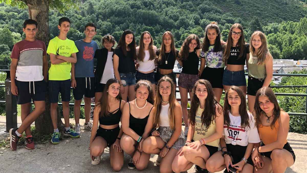 grupo de jóvenes en un campamento de verano durante las vacaciones escolares