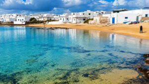 Este paraíso español solo tiene 750 habitantes, no tiene carreteras asfaltadas pero conserva playas vírgenes y volcanes