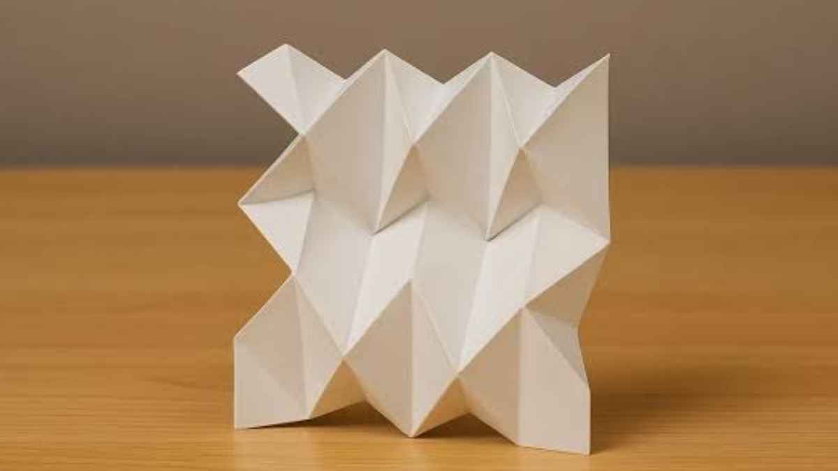 Patrón de papiroflexia en un folio que forma una estructura tridimensional capaz de soportar hasta 162 veces su propio peso.